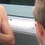 Mr Preskovic vend des t-Shirts sur le parking...